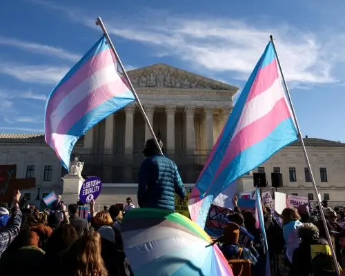 Cea Mai Înaltă Curte blochează restricțiile lui Trump privind îngrijirea trans